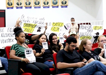 ANGÉLICA: Universitários protestam na Câmara de vereadores contra corte na verba do transporte