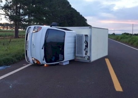 Pneu estoura e caminhão de sorvetes tomba na MS-338, entre Bataguassu e Santa Rita do Pardo