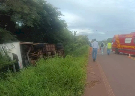 Ônibus com 19 trabalhadores tomba na MS-156 após caminhão-baú invadir pista