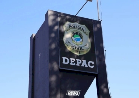 Idosa é presa após polícia encontrar cocaína escondida em sapateira e estojo escolar