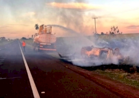 Motorista perde controle, carro capota e pega fogo na BR-163, deixando um em estado grave