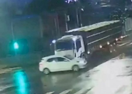 VÍDEO: Carro ‘fura’ semáforo e bate em caminhão boiadeiro em MS