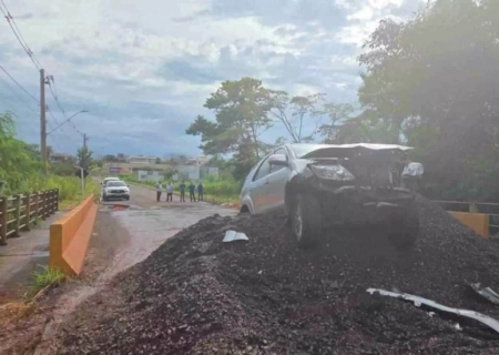 Condutor de Toyota SW4 não vê cones e colide com morro de terra em obra de Dourados