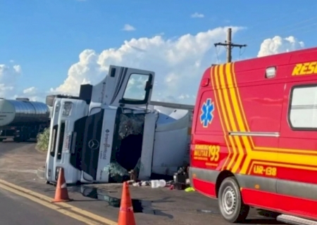 Caminhoneira sofre traumatismo craniano após carreta tombar na MS-276
