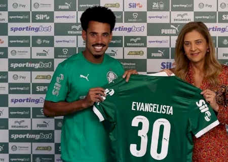 Evangelista é apresentado e se emociona ao receber camisa do Palmeiras com número em homenagem à mãe