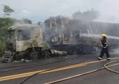 Incêndio destrói carreta carregada com carne em MS