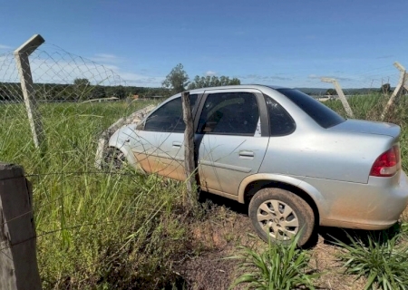 Embriagado, homem colide veículo em cerca de propriedade rural