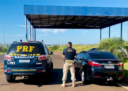Homem abandona carro furtado durante fuga da PRF em MS