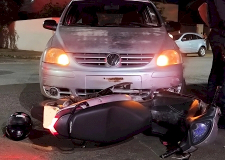 NOVA ANDRADINA: Mãe e filha ficam feridas após colisão entre motoneta e carro