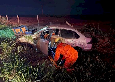 Condutor perde controle do carro, sai da pista e cai em valeta entre Batayporã e Nova Andradina