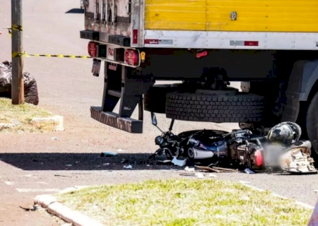 Motociclista fica em estado grave ao parar embaixo de carreta em MS