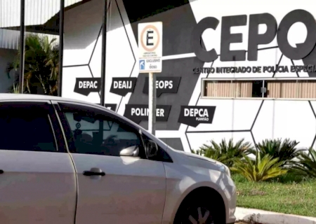 Motorista de aplicativo é colocada em porta-malas durante roubo em MS