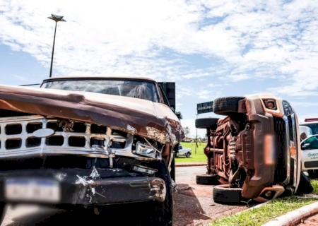Acidente envolve cinco veículos e caminhonete tomba em MS