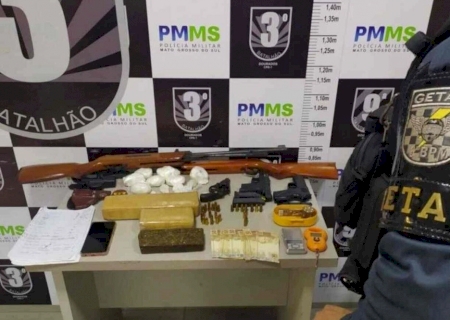 Operação da PM prende homem, armas e drogas em casa que estava em construção