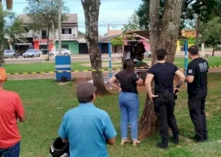 Homem é assassinado a golpes de pauladas em praça de MS
