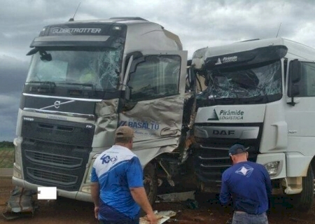 Colisão lateral envolvendo duas carretas deixa trânsito lento na MS-306