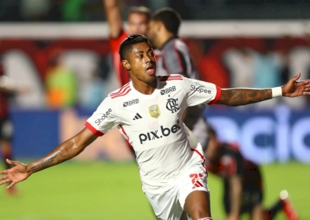 Com gols de Arrascaeta e Bruno Henrique, Flamengo vence o Vitória pelo Brasileirão