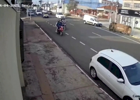 VÍDEO: Motorista tenta ultrapassagem no corredor de ônibus e capota na Capital