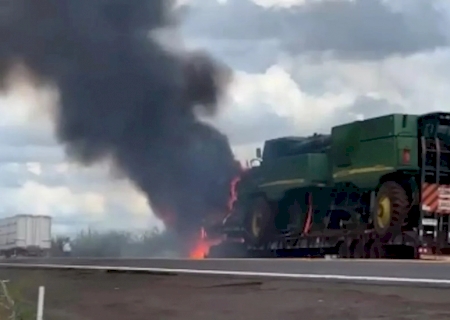 VÍDEO: Carreta pega fogo durante transporte de colheitadeiras na BR-163