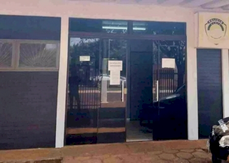 Homem é encontrado morto em frente de casa com facadas no peito e namorada é suspeita de crime