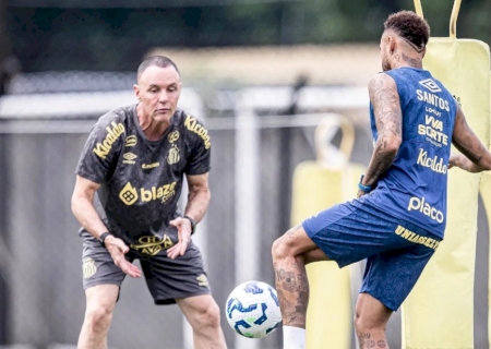 Neymar trabalha com bola pela primeira vez após lesão e evolui na transição