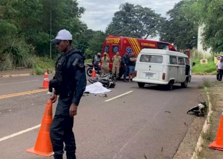 Idoso morre após colidir moto contra Kombi em avenida
