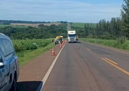 Mulher morre em acidente após caminhonete bater na traseira de caminhão na BR-163 em MS