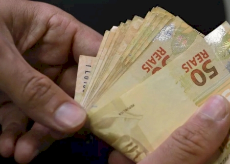 Dólar recua mais de 1% e real é a moeda com maior desempenho no mundo