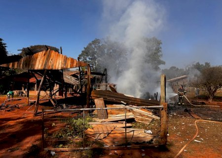IVINHEMA: Incêndio atinge barracão em propriedade rural