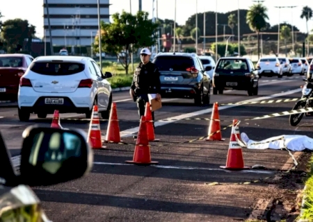 Motociclista bate em poste e morre na Capital