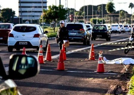 Motociclista bate em poste e morre na Capital