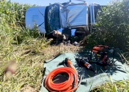 Motorista de Hilux morre preso às ferragens após carro capotar e bater em poste na MS-295