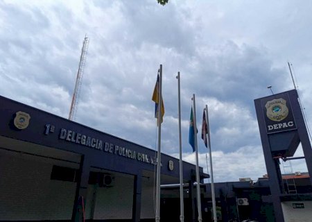 Após ser detida em posto de combustível mulher dá 'showzinho' em delegacia