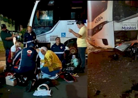 Motociclista é socorrido em estado grave ao atingir ônibus em MS