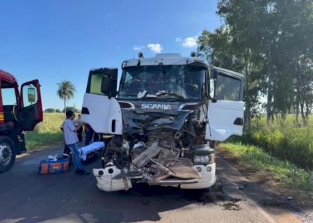 NOVA ANDRADINA: Caminhoneiro fica ferido em colisão na BR-376