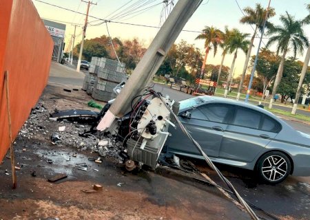 IVINHEMA: BMW colide em poste e derruba transformador