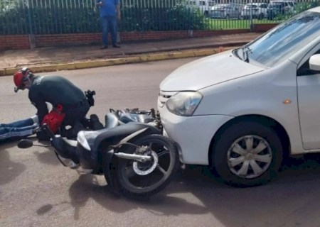Conversão à esquerda em rotatória termina com acidente entre carro e moto em MS