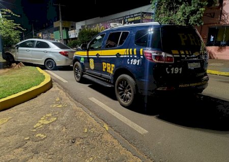Ladrão tenta fugir, bate em placa e acaba preso com carro furtado