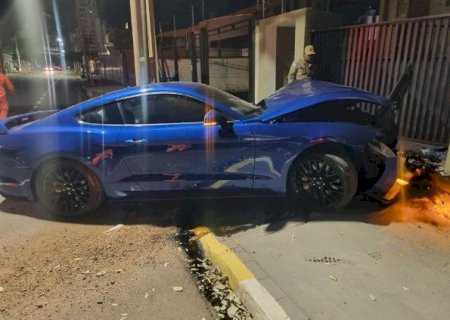 Mustang avalido em R$ 500 mil bate contra muro e fica destruído em MS