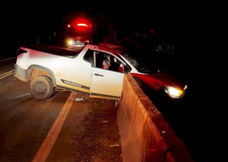 IVINHEMA: Motorista perde controle de veículo e quase cai no Córrego Vitória