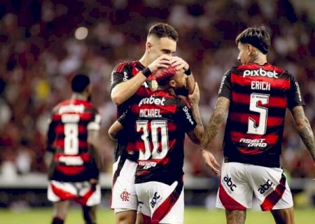Com show ofensivo, Flamengo atropela Fortaleza e chega ao topo da tabela