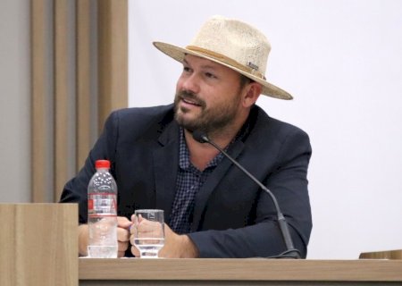 Eder Chicó solicita reforma de parquinho, troca de lâmpadas e recapeamento