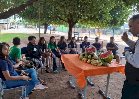 DEODÁPOLIS: Estudantes aprendem sobre sustentabilidade e alimentação saudável em aula prática de pomar doméstico