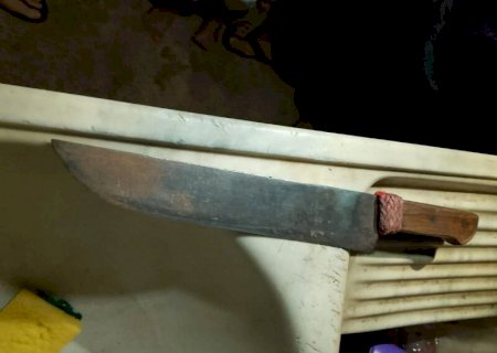 Jovem esfaqueia o irmão após xingamentos enquanto descascavam mandioca em Batayporã