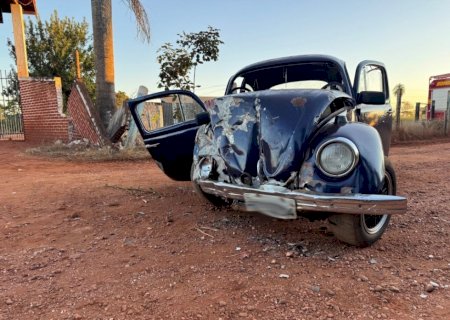 IVINHEMA: Fusca bate em muro e deixa três feridos na Gleba Vitória