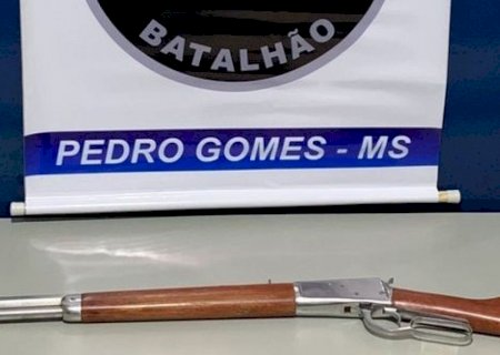 Mulher é presa com arma após ameaçar suposta amante do marido
