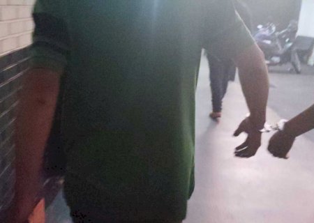 Jovem é preso após chegar em casa bêbado e espancar mãe acamada em Dourados