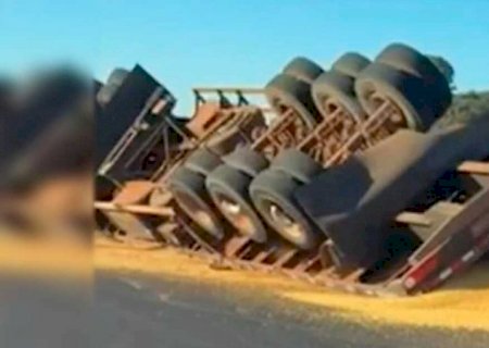 Carreta tomba em rotatória de na BR-060, em Sidrolândia