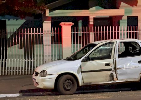 IVINHEMA: Acidente entre carro e moto deixa feridos próximo a Escola Municipal