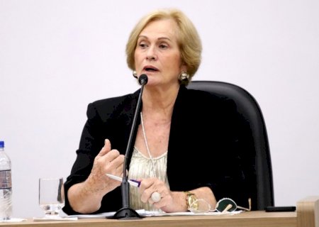 Professora Denir concede Moção Honrosa e solicita criação de vagas de estacionamento para idosos